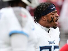 Titans LB Cedric Gray eliminado contra Chiefs com concussão