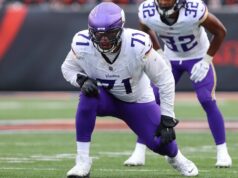 Vikings fecharam Christian Darrisaw enquanto a lesão no joelho persistia