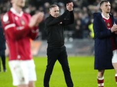 Parkinson, técnico do Wrexham, defende GK Okonkwo após erro no derby