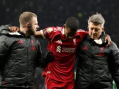 Alexander Isak, do Liverpool, sai mancando após marcar no Spurs