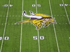 Avião da equipe dos Vikings retorna ao aeroporto após decolagem