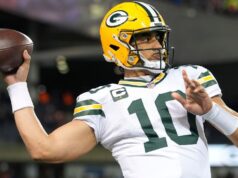 Jordan Love, do Packers, sai com uma concussão após levar um golpe de capacete com capacete