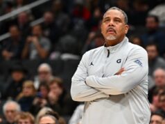 Georgetown suspende o técnico Ed Cooley por jogar garrafa