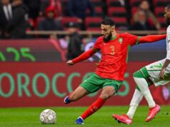 Mazaroui, do Manchester United, fantástico no papel de lateral-direito de Hakimi