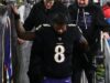 Ravens QB Lamar Jackson sai da derrota para Pats com lesão nas costas