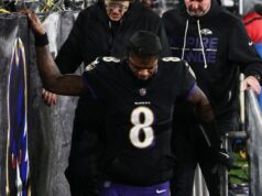 Ravens QB Lamar Jackson sai da derrota para Pats com lesão nas costas