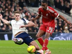 Slot do Liverpool critica ataque ‘imprudente’ de Van de Ven em Isak