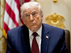 Arquivos de Epstein contêm alegações falsas sobre Trump, alerta DOJ