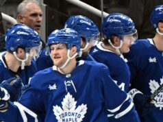 Um dia após a mudança de treinador, Maple Leafs quebra uma sequência de derrotas