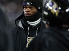 Lamar Jackson dos Ravens (atrás) não participa na terça. passo a passo
