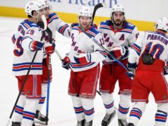 A 100ª parte de Lafreniere no terceiro gol de 5 gols do Rangers para vencer o Caps