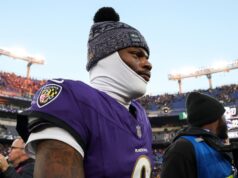 Jackson dos Ravens (costas) em dúvida para jogo imperdível em Green Bay
