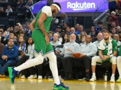 Davis, do Mavericks, sai do jogo contra o Warriors com lesão na virilha direita