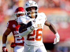 O principal rusher do Texas, Quintrevion Wisner, entrará no portal de transferências