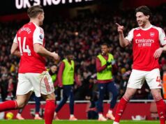 Arsenal chega ao topo da Premier League, mas novamente não parece convincente