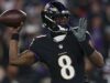 Ravens QB Lamar Jackson (atrás) inativo no Packers