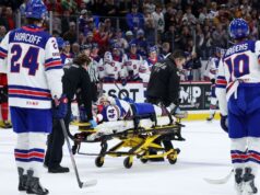 Cole Hutson, da equipe dos EUA, atingido por disco em jogo mundial de juniores