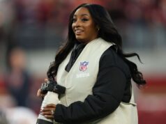 Simone Biles atua como fotógrafa credenciada no Bears-49ers