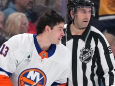 Mathew Barzal, dos ilhéus, golpeia a marcha dos Blue Jackets com as duas mãos
