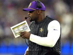 Vikings esperam manter o coordenador defensivo Brian Flores