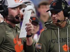 O coordenador ofensivo de Clemson, Garrett Riley, não retornará