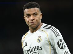 Kylian Mbappé afastado dos gramados devido a lesão no joelho, dúvida para a Supercopa, dizem fontes