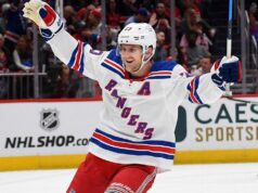 O defensor do Rangers, Fox, volta à escalação após um mês