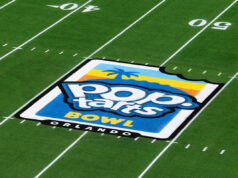 Mascote do Pop-Tarts Bowl homenageado (?) Na alegre cerimônia de jaqueta dourada