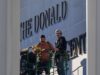Apesar das preocupações com a legalidade, a nova placa do Trump-Kennedy Center foi colocada na fachada