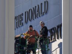 Apesar das preocupações com a legalidade, a nova placa do Trump-Kennedy Center foi colocada na fachada