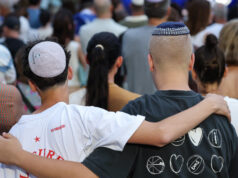 Atiradores protegem milhares de pessoas em luto uma semana após o massacre de Bondi