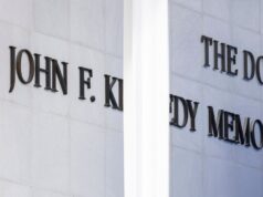 Mais músicos cancelaram shows no Kennedy Center depois que o nome de Trump foi adicionado ao prédio