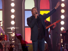 O enteado de Blake Shelton olha com orgulho durante sua apresentação final de ‘The Road’