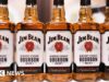 O fabricante de Bourbon Jim Beam interrompeu a produção em sua destilaria principal por um ano