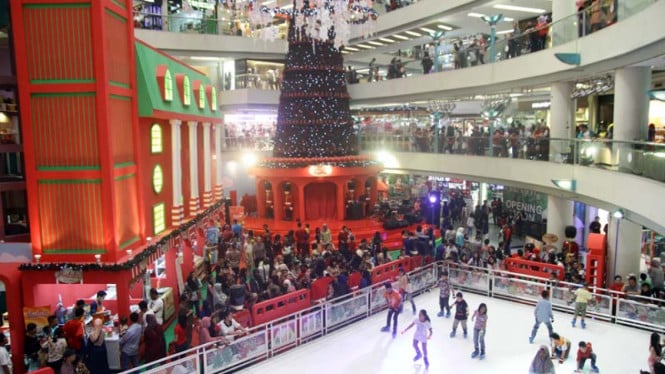 356136_libur-natal-di-pusat-perbelanjaan_665_374.jpg