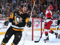 Mantha marcou 2 gols para ajudar os Penguins a vencer os Hurricanes por 5-1