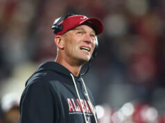 O técnico do Alabama, Kallen DeBoer, responde às críticas após a vitória de retorno em Oklahoma nos playoffs