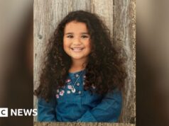 A mãe da desaparecida Melody Buzzard, de nove anos, foi presa depois que seu corpo foi encontrado