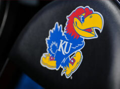 Assistente de basquete do Kansas, Joe Dooley, demitido após suposta prisão por dirigir alcoolizado