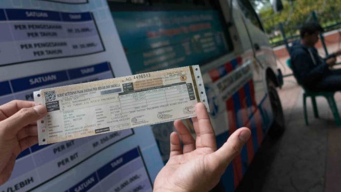 586cb082724e7-tarif-stnk-naik-warga-antre-di-samsat_665_374.jpg