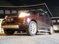 O vidro do farol do carro fica amarelo, é verdade que a lixa pode clareá-lo novamente?