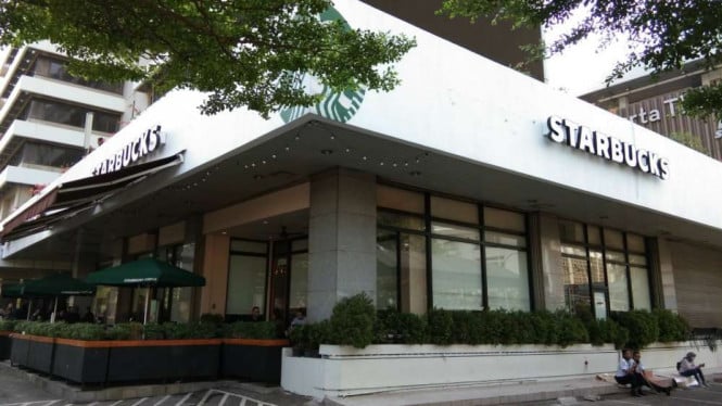 5ce635ab9905b-gerai-starbucks-di-kawasan-pertokoan-sarinah-tutup_665_374.jpg