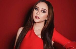 A história de Aura Kasih já foi um SPG, a forma como ela vende realmente te surpreende