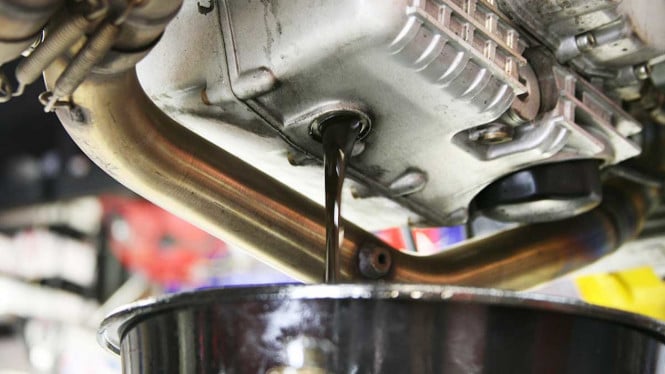 62274d78eb121-ilustrasi-ganti-oli-mesin-motor_665_374.jpg