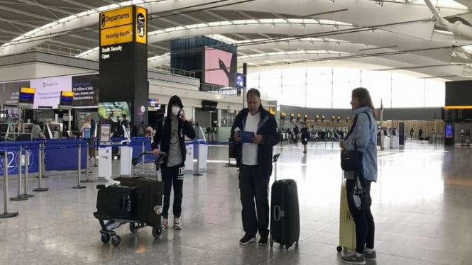 63c527ecd3649-ilustrasi-penumpang-di-bandara-heathrow-london-inggris_665_374.jpg