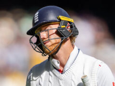 A Inglaterra foi eliminada por 110 em um dia caótico em Melbourne