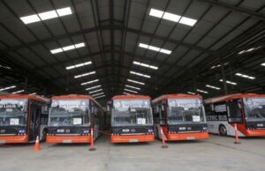 Não se esqueça, o futuro dos veículos elétricos da Indonésia não consiste apenas em carros, mas em motos e ônibus elétricos