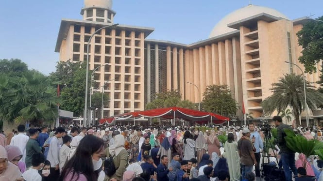 64432938434a8-salat-idul-fitri-1444-h-2023-di-masjid-istiqlal-jakarta_665_374.jpeg