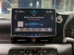 Telas sensíveis ao toque de carros modernos perturbam a concentração dos motoristas