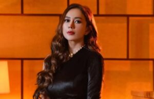 Antiga visão viral da aparência da casa de Aura Kasih, dois lavatórios em destaque